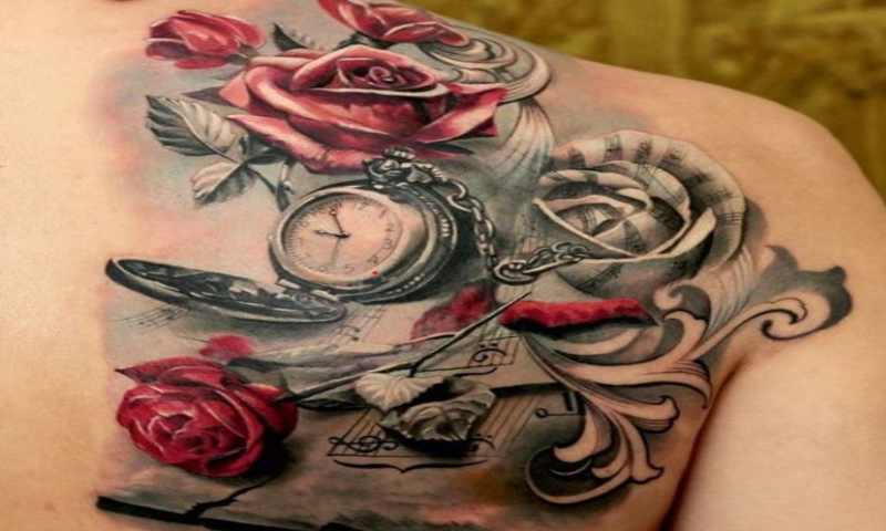 Xăm hình có đồng hồ kết hợp với hoa hồng cả lưng