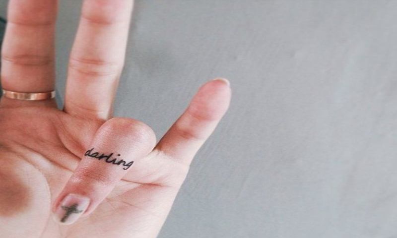 Chọn kiểu chữ mảnh nhỏ để xăm tên trên ngón tay